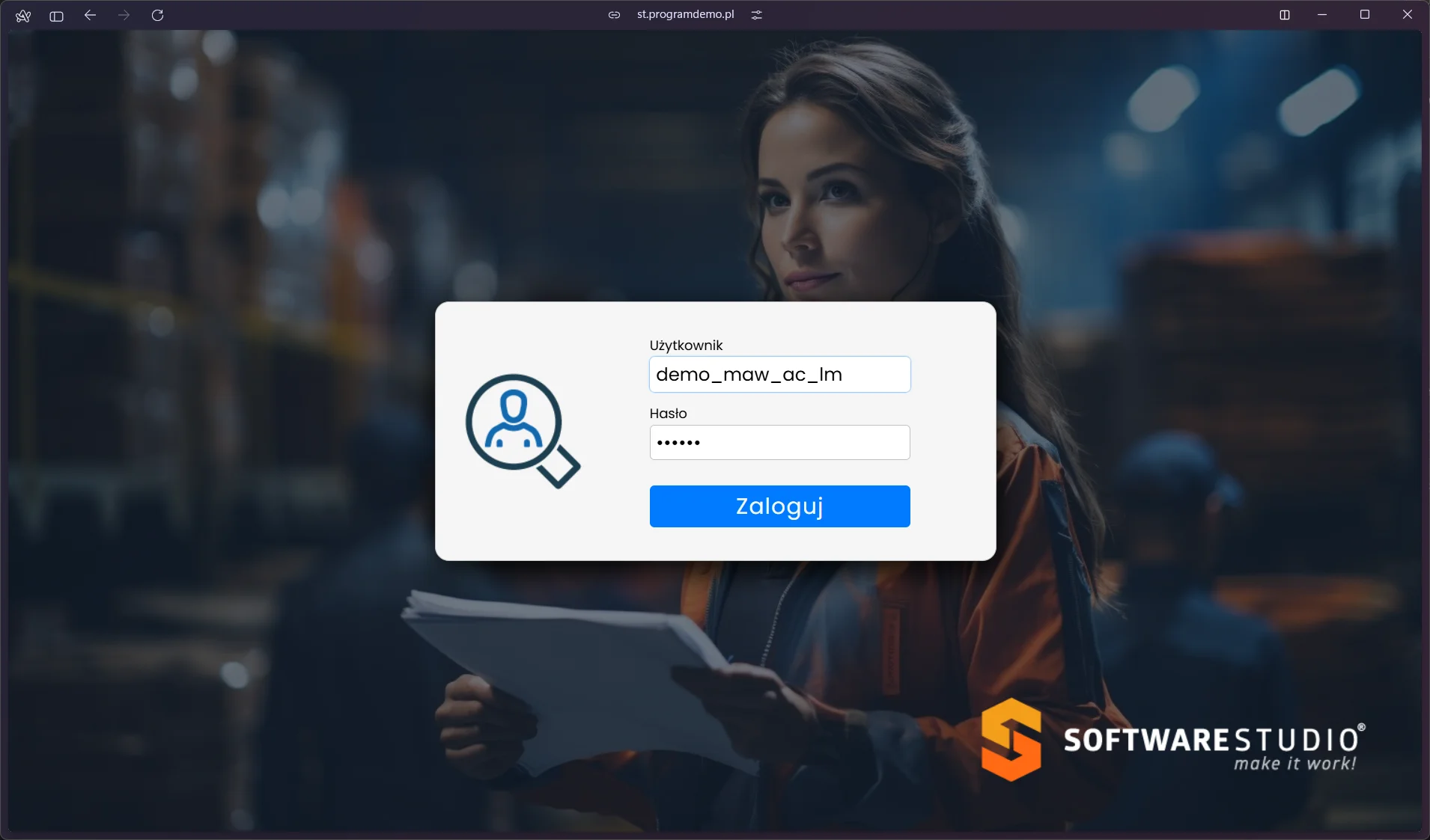 Ekran logowania do modułu Agencja celna VSS.net - formularz z polami Użytkownik i Hasło na tle zdjęcia kobiety z tabletem